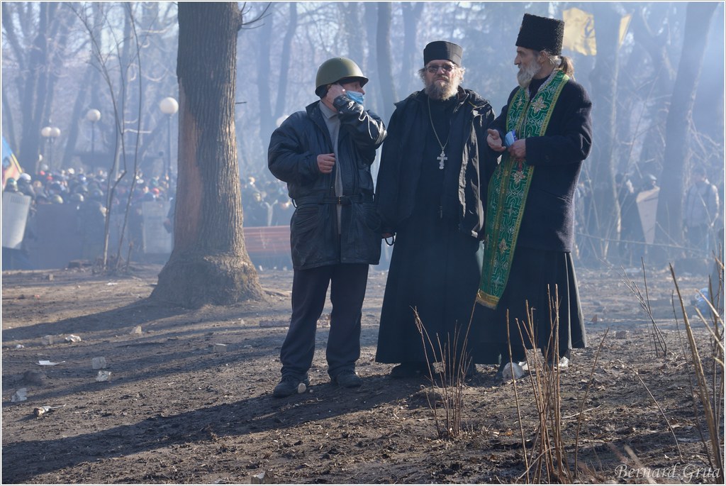Bernard Grua, Maïdan : Deux prêtres dans le no man’s land, parc Marinsky, 18 février 2014 

