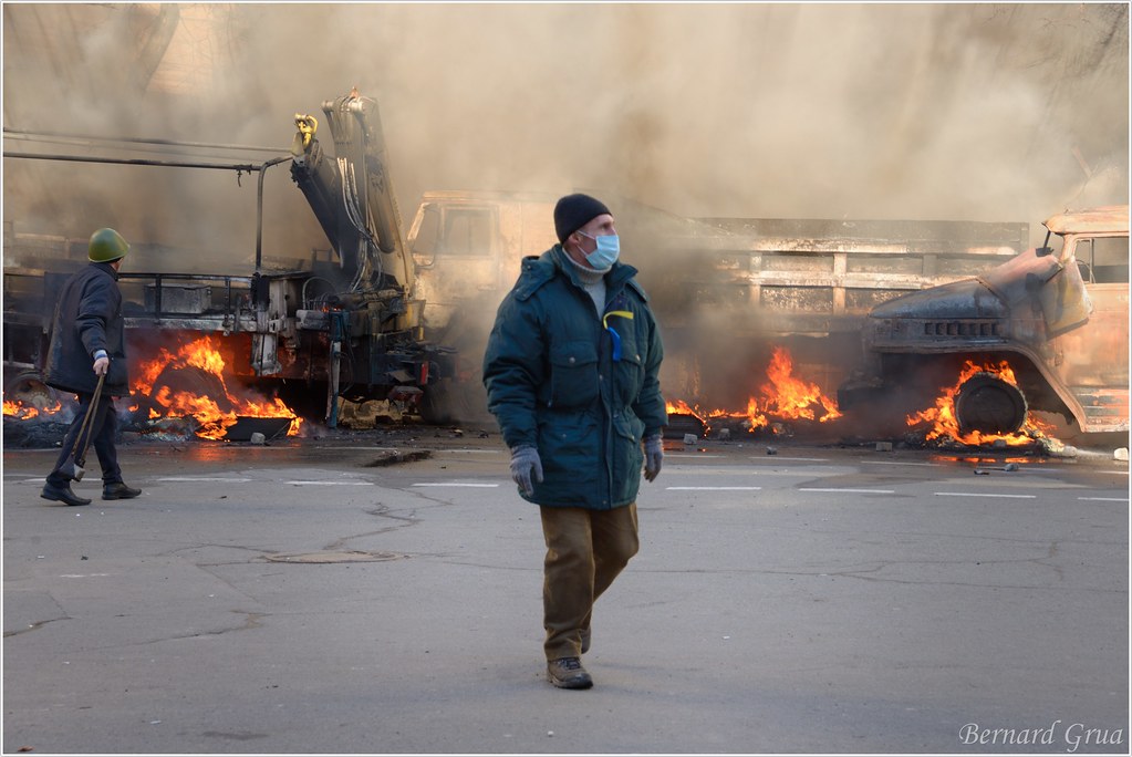 Bernard Grua, Maïdan : fumée et barrage de camions brûlés entre les rues Sadova et Institut, 18 février 2014 
