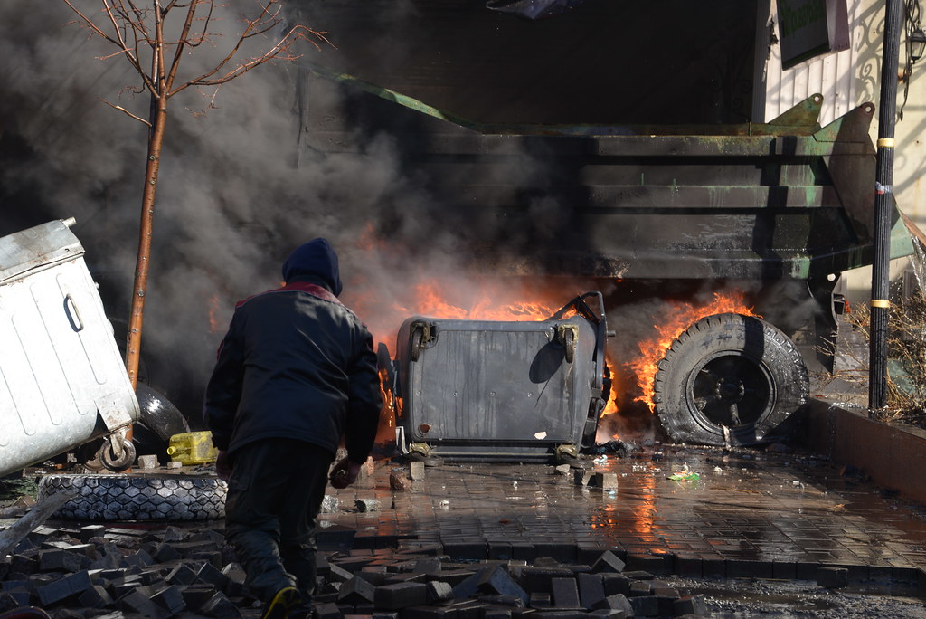 Bernard Grua, Maïdan : manifestants devant les camions en feu, rue de l’Institut, 18 février 2014
