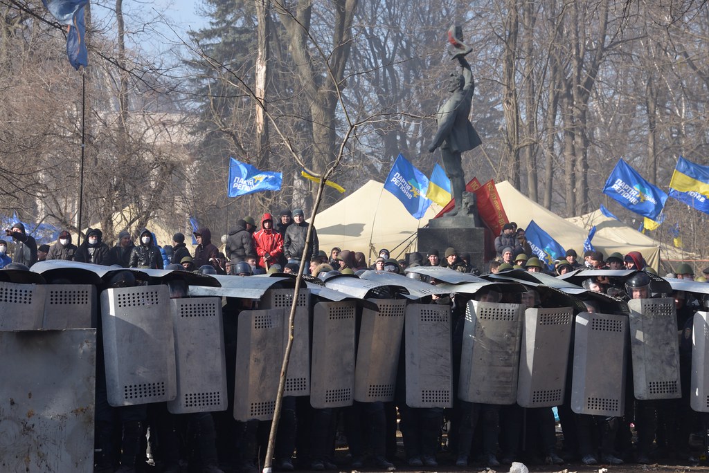 Bernard Grua, Maïdan : Le fond du parc, vers la Rada, était noyé sous une mer de Titouchky, ultime rempart criminel du pouvoir en place.