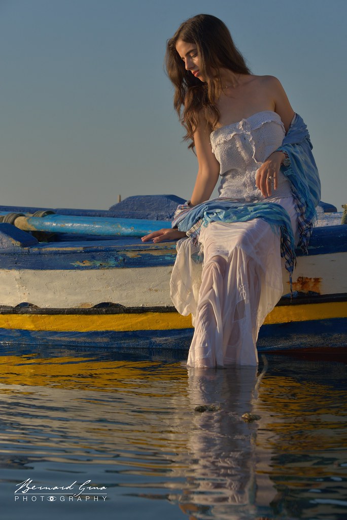 Abir assise sur une barque dans l’eau à Mahdia, Tunisie, août 2017