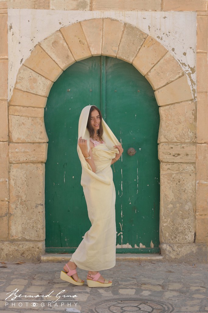 Abir en safseri devant une porte de mosquée à Mahdia, Tunisie, 1er août 2017