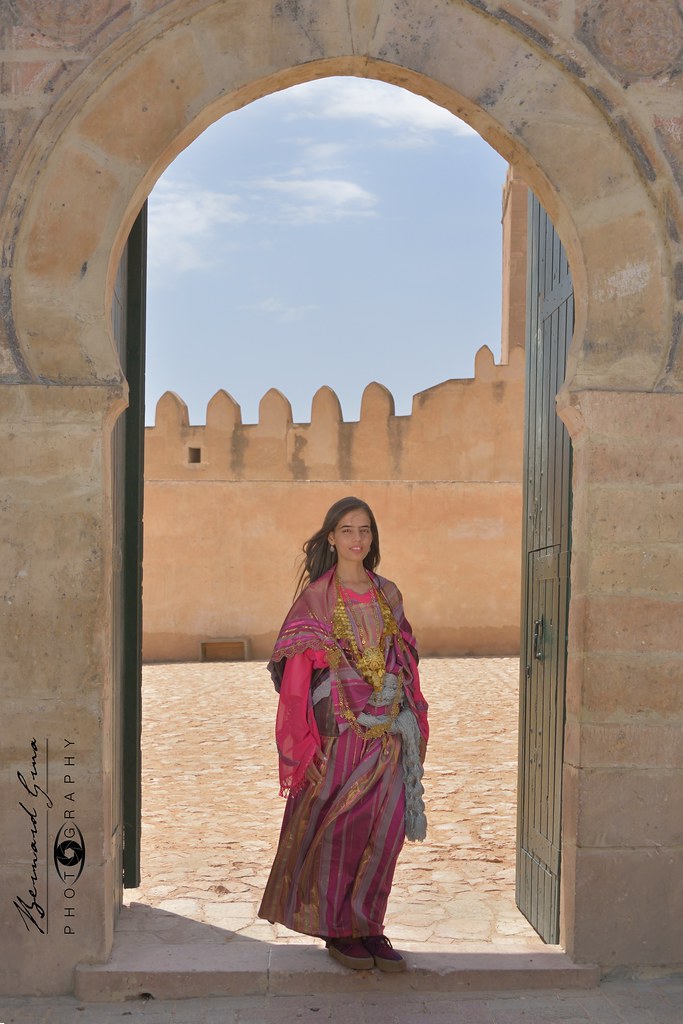 Abir en costume traditionnel de Tataouine dans la casbah de Sfax, Tunisie, 13 août 2017