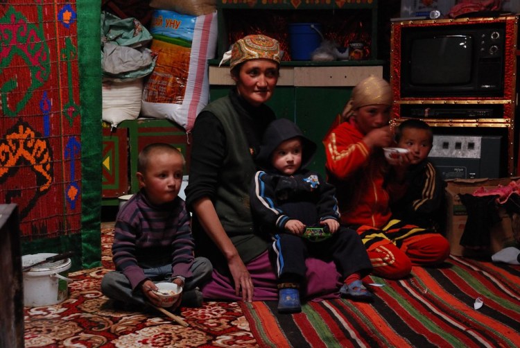 Bernard Grua,  Baktugul est avec ses enfants: Alibek, Hassan, Katisha & Kerim.
