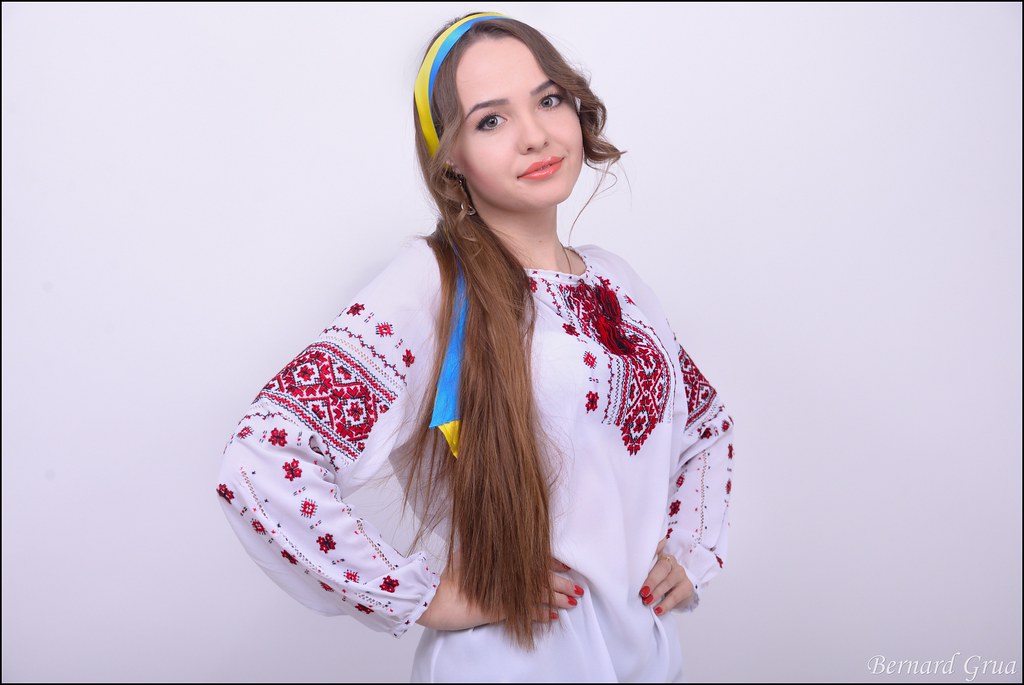 Elena en vychyvanka, chemise brodée, réalisée par sa baboussia