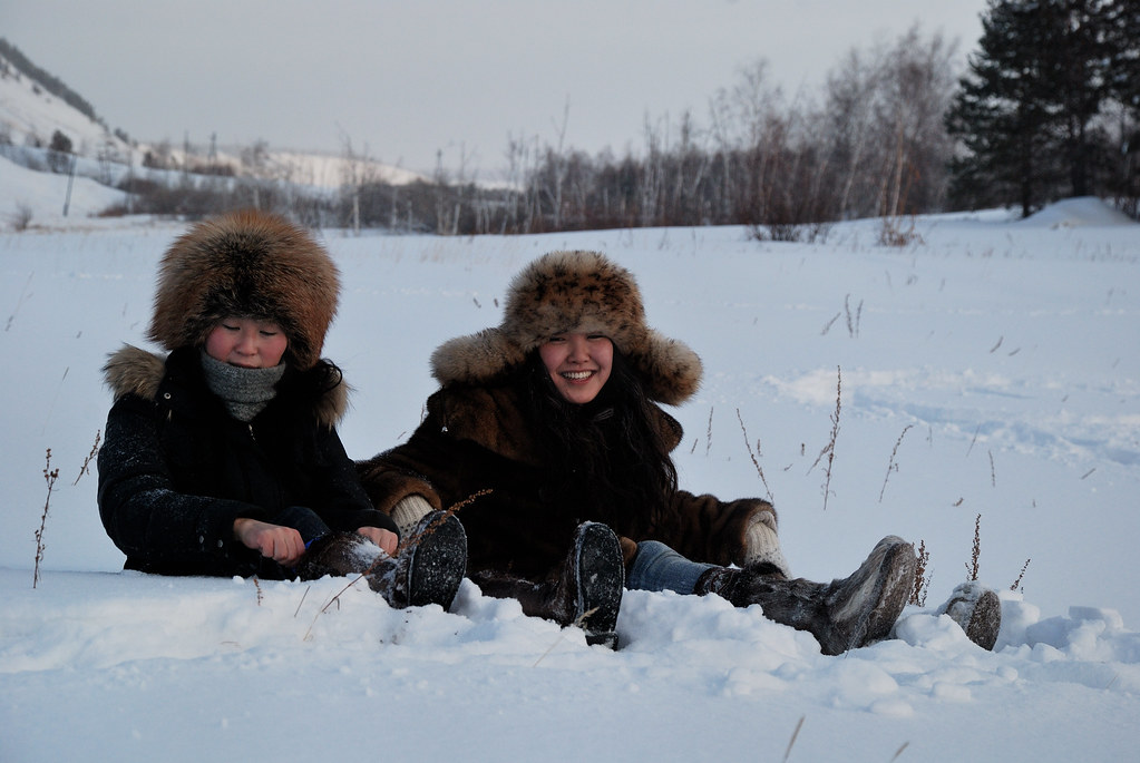 Rimma et Katya, jeunes femmes iakoutes dans la neige, Iakoutie, Sibérie, 29 décembre 2010
