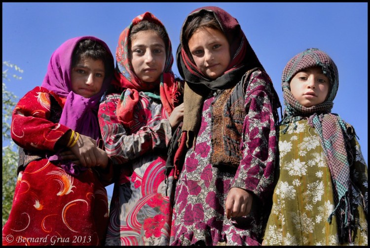 Bernard Grua,  Jeunes filles sur un toit à Khandut, Wakhan afghan