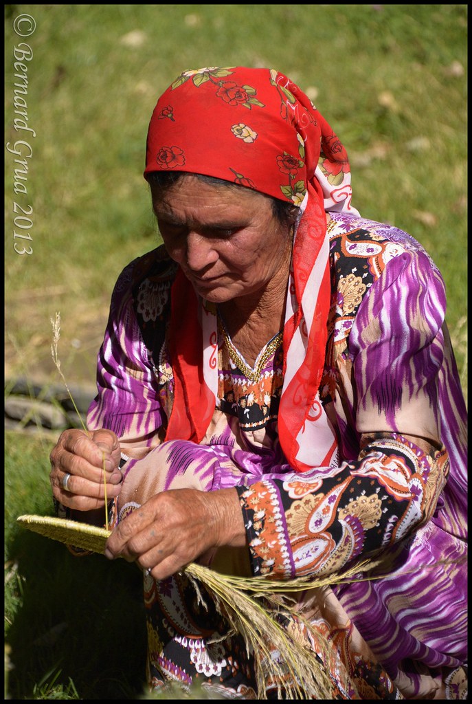 Bernard Grua,  Une dame pamirie dans le parc de Khorog