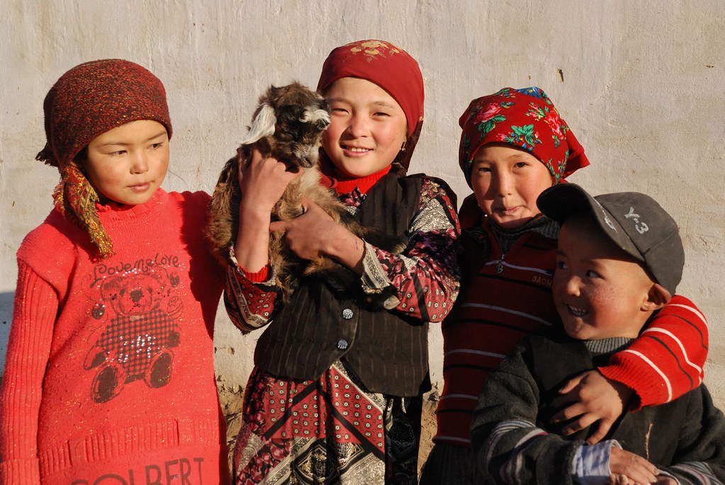 Enfants kirghizes avec un agneau, dans le jaïloo de Zarburuliuk, altitude 4 150 m Pamir tadjik, 1er août 2011
