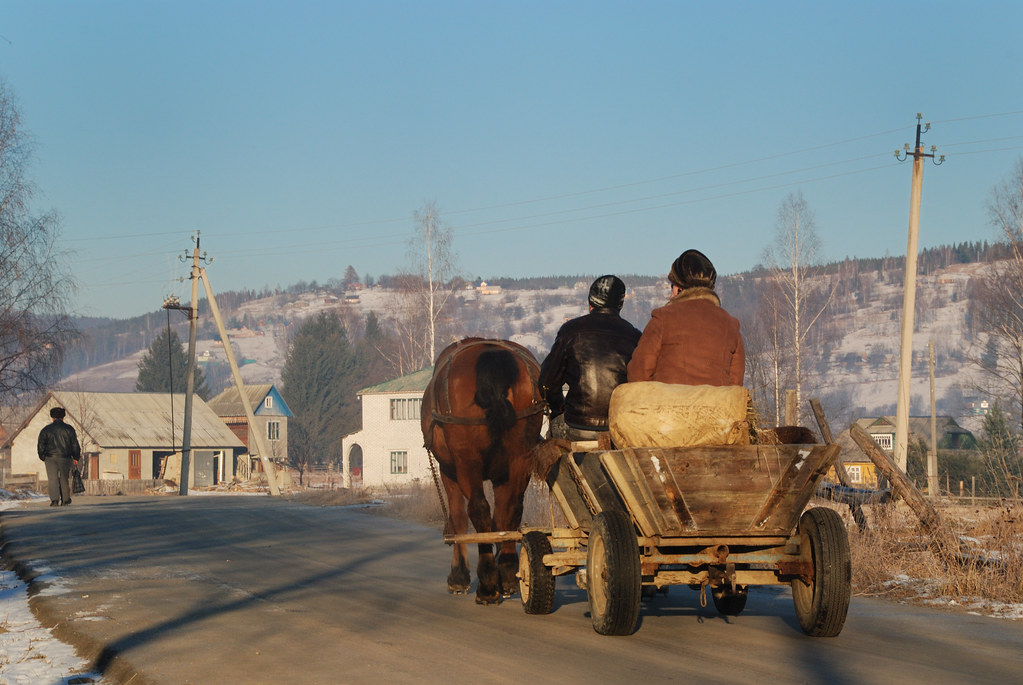 Bernard Grua :  
Montagnards des Carpates se rendant au marché du lundi, Kosmach, Carpates, Ukraine 26/12/2011