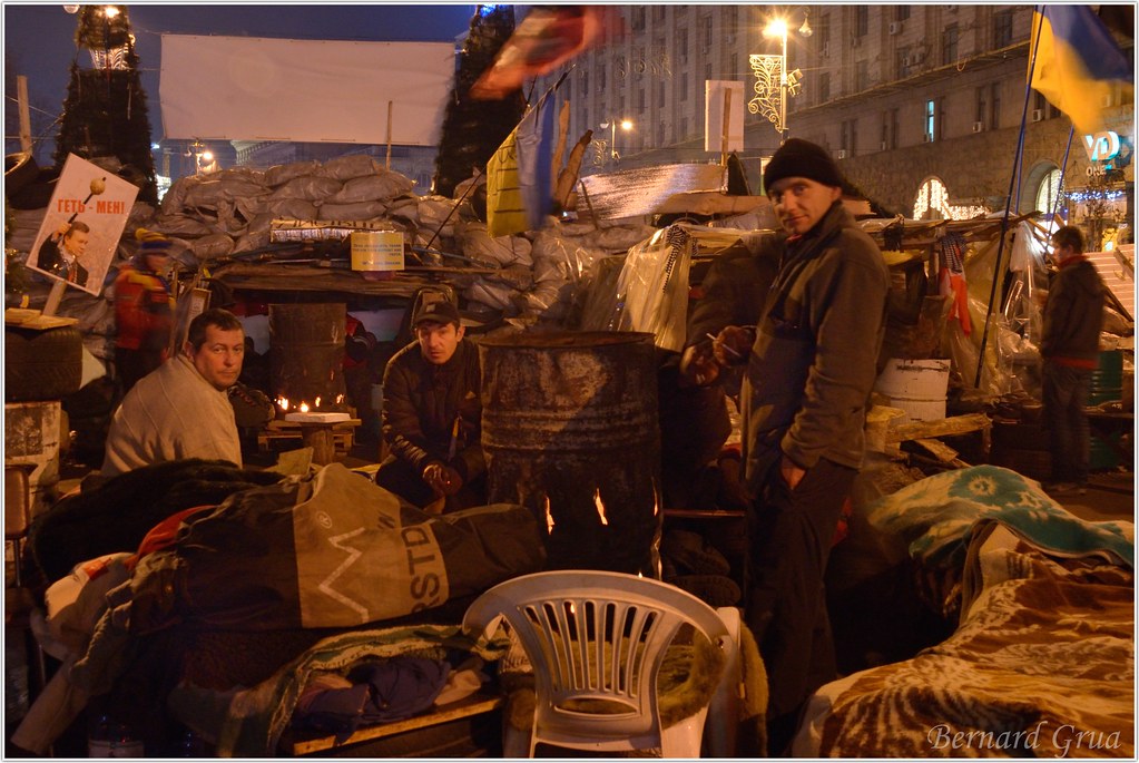 Bernard Grua, Maidan : Activiste passant la nuit sur une barricade de Maidan, Kiev Ukraine - 23/12/2013