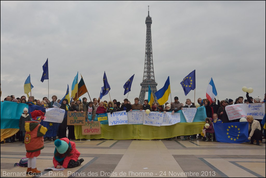 Bernard Grua, Maidan : Drapeaux européens et drapeaux ukrainiens - Première manifestation Euromaidan à Paris, 24/11/2013 