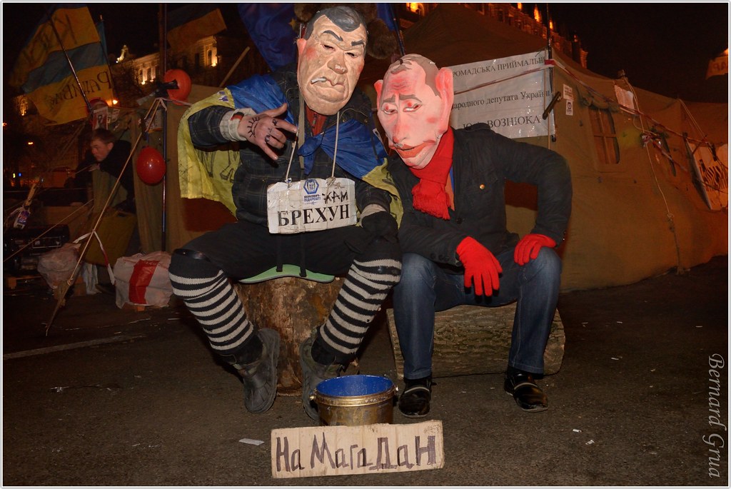 Bernard Grua, Maïdan :  "A Magadan", lieu du Goulag Sibérien sur la mer d'Azov (Pacifique). Masque du président ukrainien Viktor Ianukovitch et de Vladimir Putin son mentor.  Place de l'indépendance (Maidan Nezalezhnosti ) Kiev, Ukraine - 22/12/2013