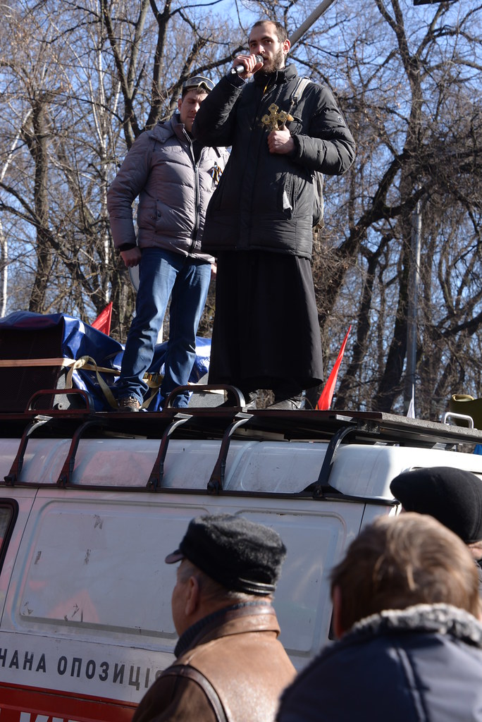 Bernard Grua, Maïdan :  Parc Mariinsky Sur le toit d’un camion, un autre prêtre s’exprimait dans un micro.
