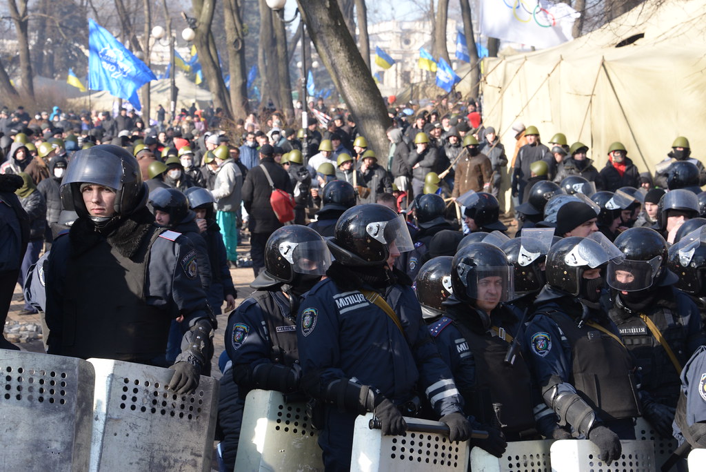 Bernard Grua, Maïdan : Le fond du parc, vers la Rada, était noyé sous une mer de Titouchky, ultime rempart criminel du pouvoir en place.