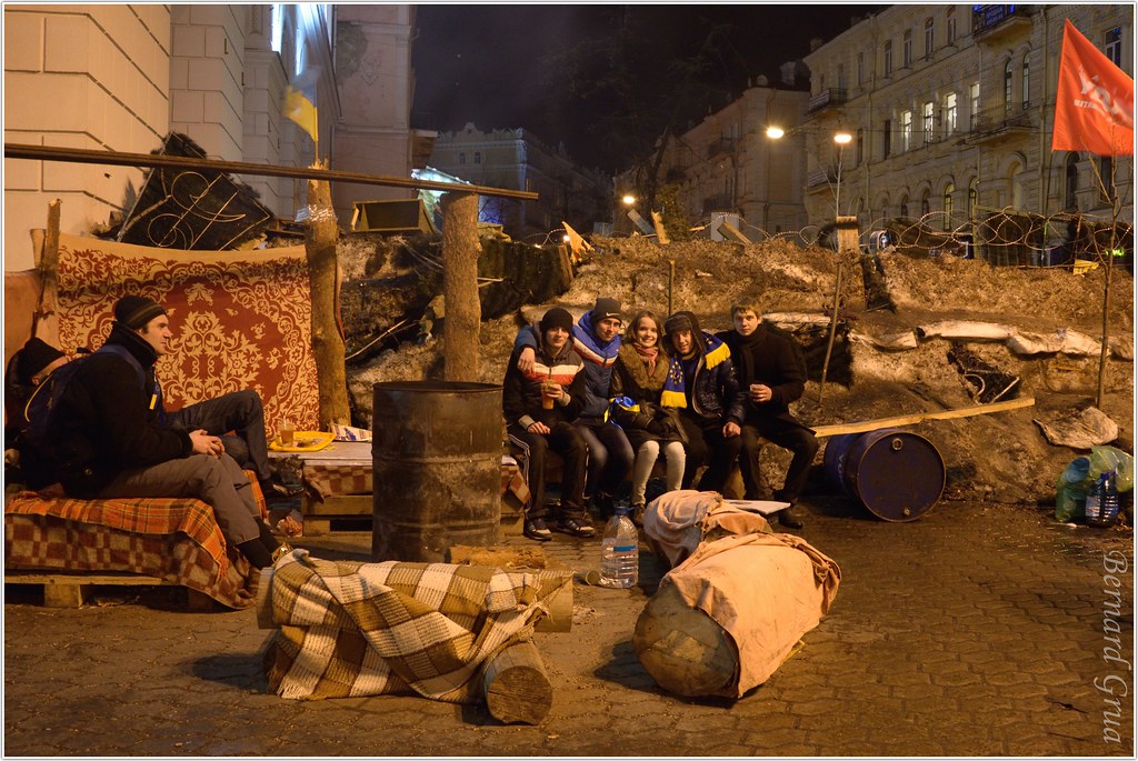 Bernard Grua, Maidan : Pères de famille et jeunes de garde sur une barricade du Maidan, Kiev, Ukraine  - 23/12/2013 