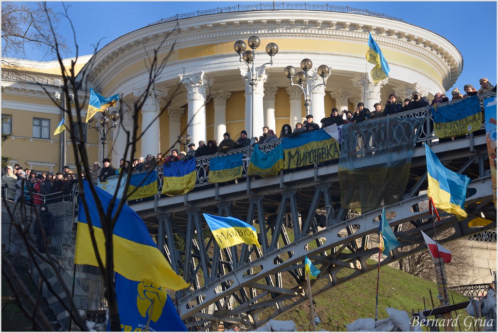Bernard Grua, Maidan : Pont passant par dessus la rue de l'Institut en face du Palais d'Octobre et surplombant une des barricades fermant le Maidan, Kiev, Ukraine - 22/12/2013