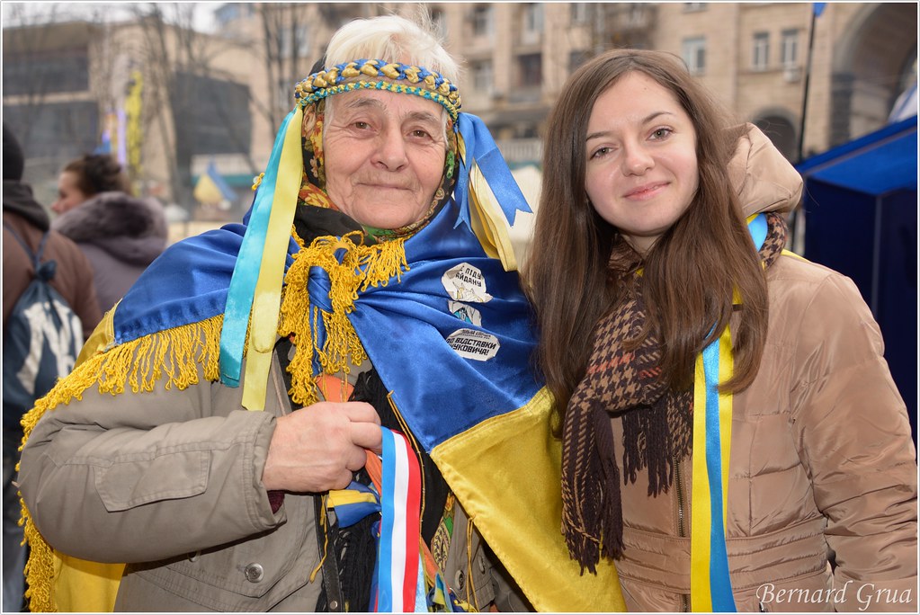 Bernard Grua, Maidan : Une baboussia patriote avec Sveta, jeune photographe ukrainienne, sur la rue Krechtchatyk, Kiev, Ukraine - 21/12/2013 