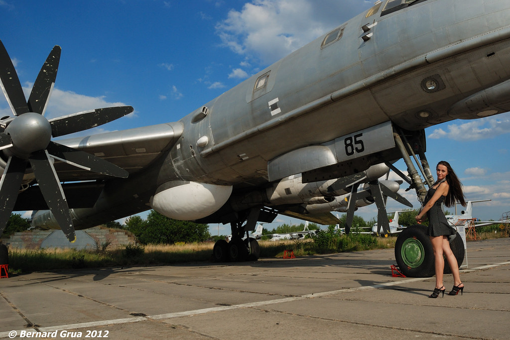 Olya devant un Tupolev Tu-142 au musée aéronautique de Kyiv-Jouliany, Ukraine, 9 août 2012