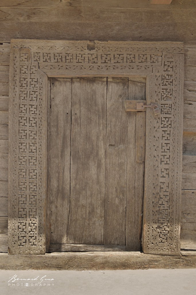 Photo de Bernard Grua : swatiskas sur la mosquée du fort d'Altit, moyenne Hunza, Pakistan