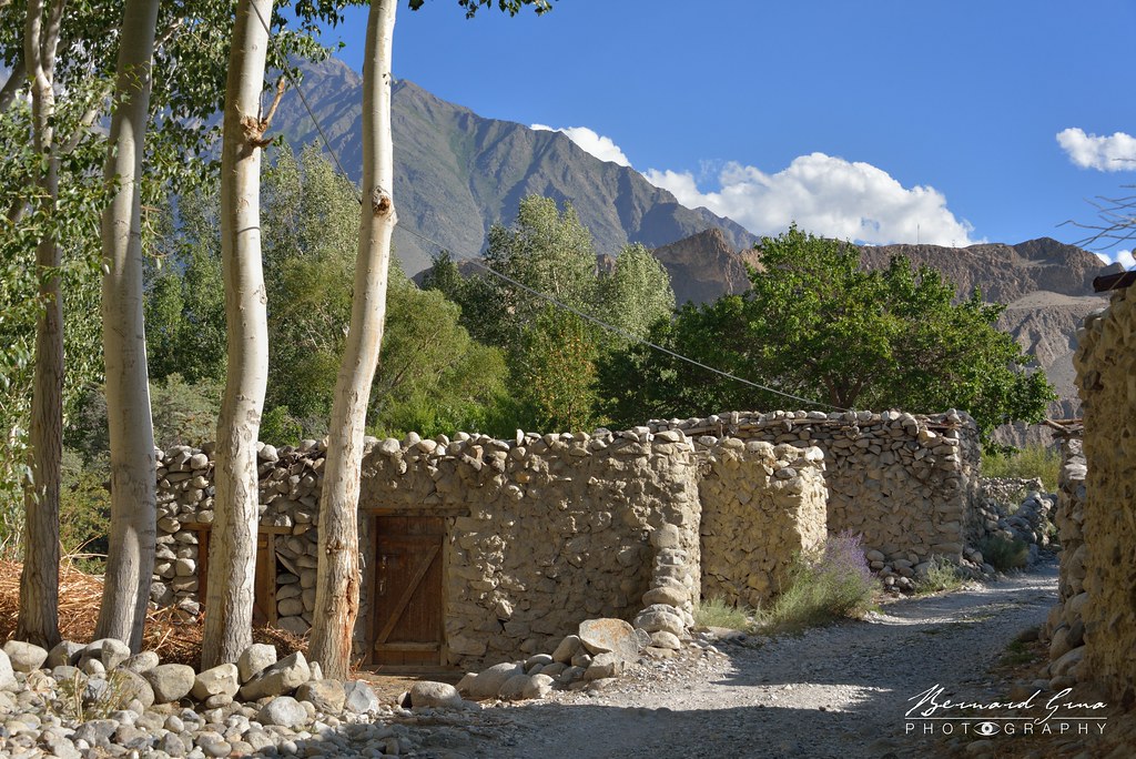 Batiments de pierre sèche dans le village de Passu par Bernard Grua