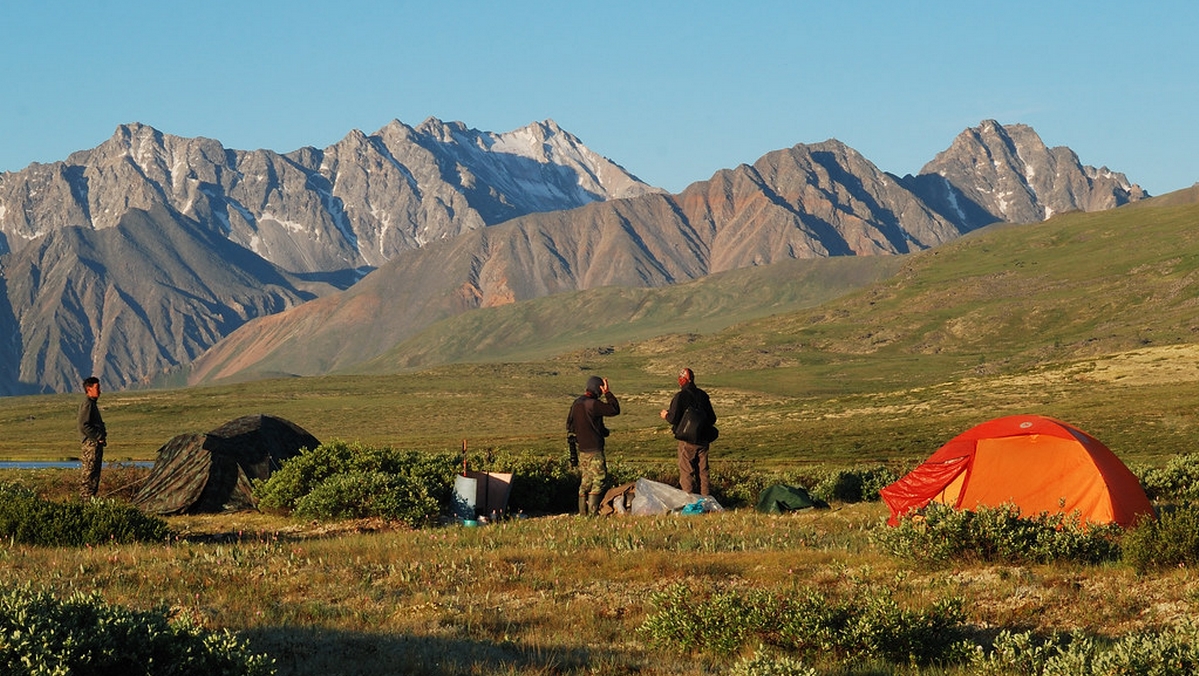 Monts Saïan orientaux, photographie de Bernard Grua : bivouac au pied du Munku Sardyk