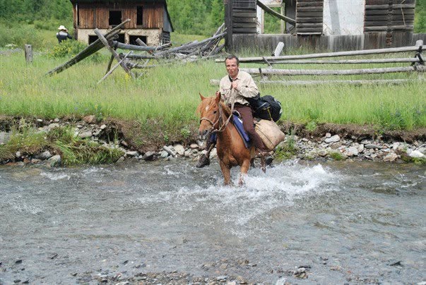 Monts Saïan orientaux, photographie d'Andreiy Bezlepkin : Le village de Batagol en 2008