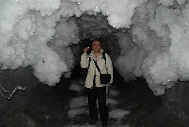 Monts Saïan orientaux, photographie de Bernard Grua : Près de l'entrée de la galerie, la condensation sur le permafrost de la paroi atteint une forte épaisseur qui va en se réduisant plus on s'engage vers l'intérieur.
