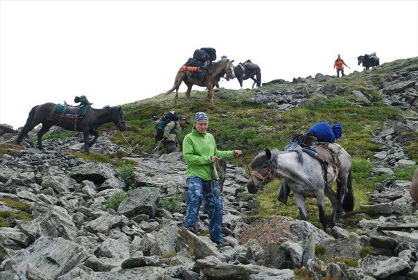 Monts Saïan orientaux, photographie de Bernard Grua : 
route de Batagol, descente du chaos rocheux