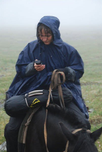 Monts Saïan orientaux, photographie de Bernard Grua : route de Batagol, Macha et son GPS sous la pluie