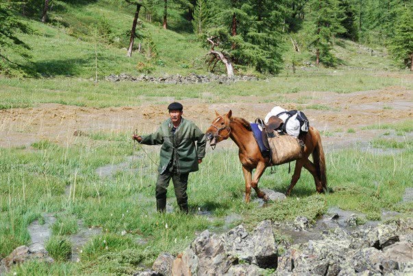 Monts Saïan orientaux, photographie de Bernard Grua : Badma Dondokov et cheval traversant une rivière en crue    
