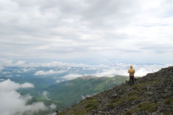Monts Saïan orientaux, photographie de Bernard Grua : route de Baragol, lointains brumeux