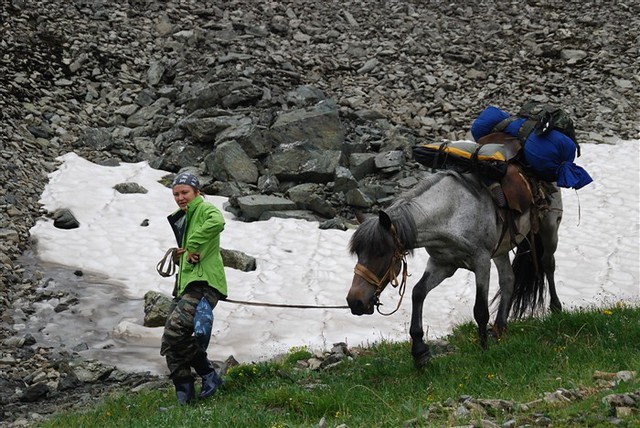 Monts Saïan orientaux, photographie de Bernard Grua : Katya et son cheval devant un névé 