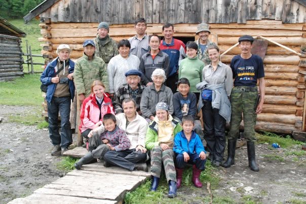 Photographie d'Andreiy Bezlepkin : Famille Soyot et équipe russe (avec un Français).  Estive de Boldokte, été 2008 - Credit: Andrey Bezlepkin - Сергей Дондоков, Алексей Самаев, Эдуард Замбулаев, Булат Самаев, Костжа Смагинс, Батор Дондоков, Светлана Налханова, Санжа Налханов, Ирина Самаева, Маша Соловьева, Бадма Дондоков, Катя Симонова, Владимир Самаев, Долгор Самаева, Арсентий Матханов, Дамдин Самаев, Бернард Груа, Катя Смирнова, Владимир Самаев
