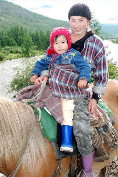 Cavalière soyote et sa fille entre l’estive de Boldokte et Sorok, monts Saïan orientaux, Sibérie, 2008.