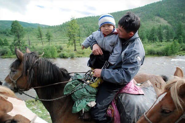 Cavalier soyot et son fils entre l’estive de Boldokte et Sorok, monts Saïan orientaux, Sibérie, 2008.