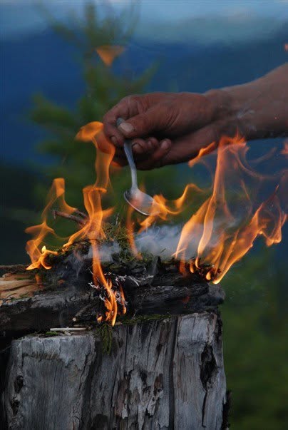Sacrifice aux esprits de la mine de Batagol dans les monts Saïan orientaux, Sibérie, 2008.