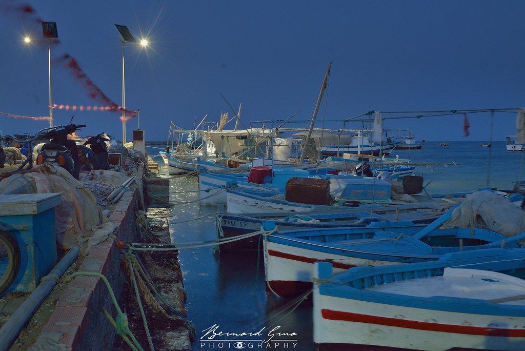 Photo de Bernard Grua : barques amarrées à la scala d'El Attaya 