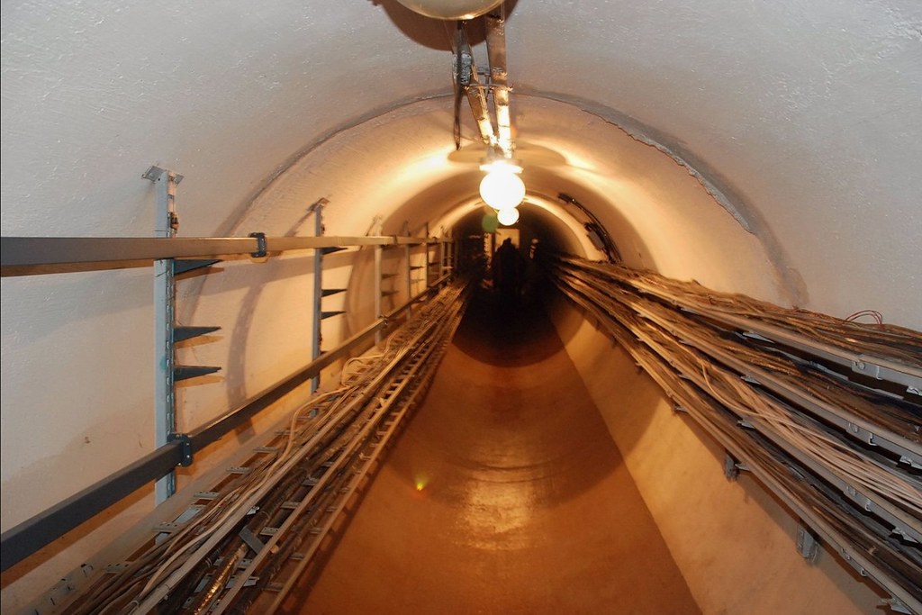 Un des tunnel du radiotelescope solaire de Badary, vallée de la Tounka :copyright: Bernard Grua