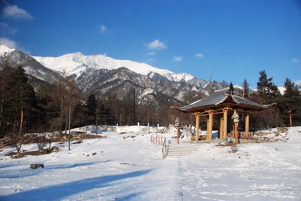 Pagode à l'entrée du secteur des sources thermales, Archan, vallée de la Tounka © Bernard Grua
