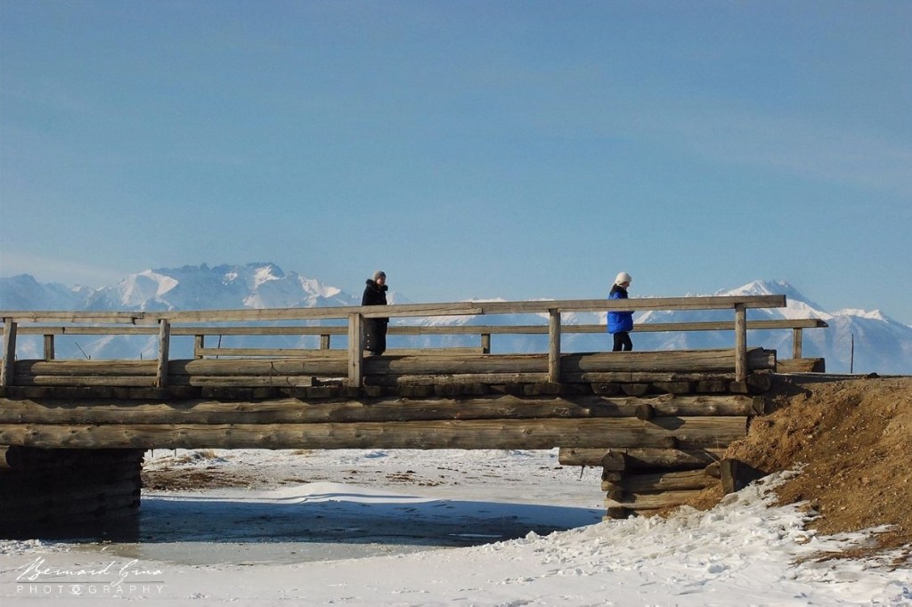 Nastiya et Taiya sur un pont en bois traversant l'Irkout :copyright: Bernard Grua