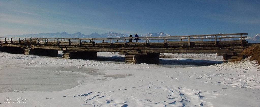 Pont sur la rivière Irkout, vallée de la Tounka devant les monts Saïan orientaux © Bernard Grua