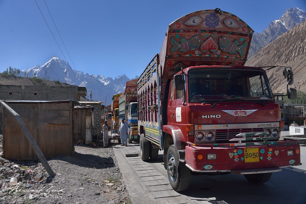La Karakoram highway à Sost en haut de la vallée de la Hunza, par Bernard Grua