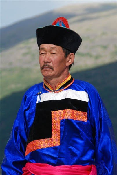 Бадма Дондоков en costume traditionnel soyot, à la mine de Batagol, monts Saïan orientaux, 2008.