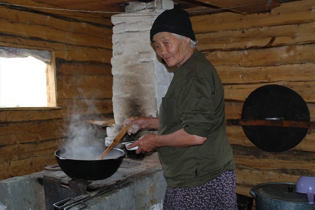 Долгор Самаева préparant un repas dans l’isba d’estive de Boldokte, monts Saïan orientaux, 2008.