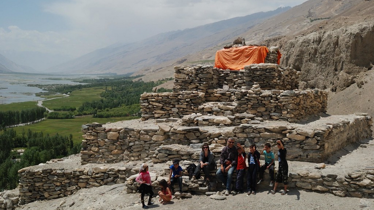 Longtemps situé au carrefour de mondes culturels, commerciaux et spirituels, le Wakhan conserve les traces d'influences religieuses successives qui se sont superposées au fil des siècles Zoroastrisme, bouddhisme, croyances animistes et ismaélisme. Cette histoire complexe a laissé dans les paysages, les traditions et la mémoire des habitants les marques d'un véritable palimpseste religieux.