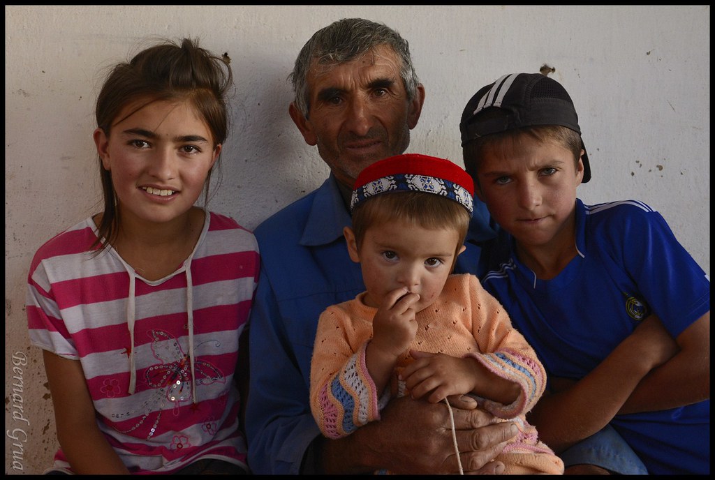 Bernard Grua,  Pamiris tadjiks - Tusion - Abdurahim avec des enfants qui adorent leur grand-père, un « tractoriste » à la retraite. Le bébé a un chapeau Pamiri.