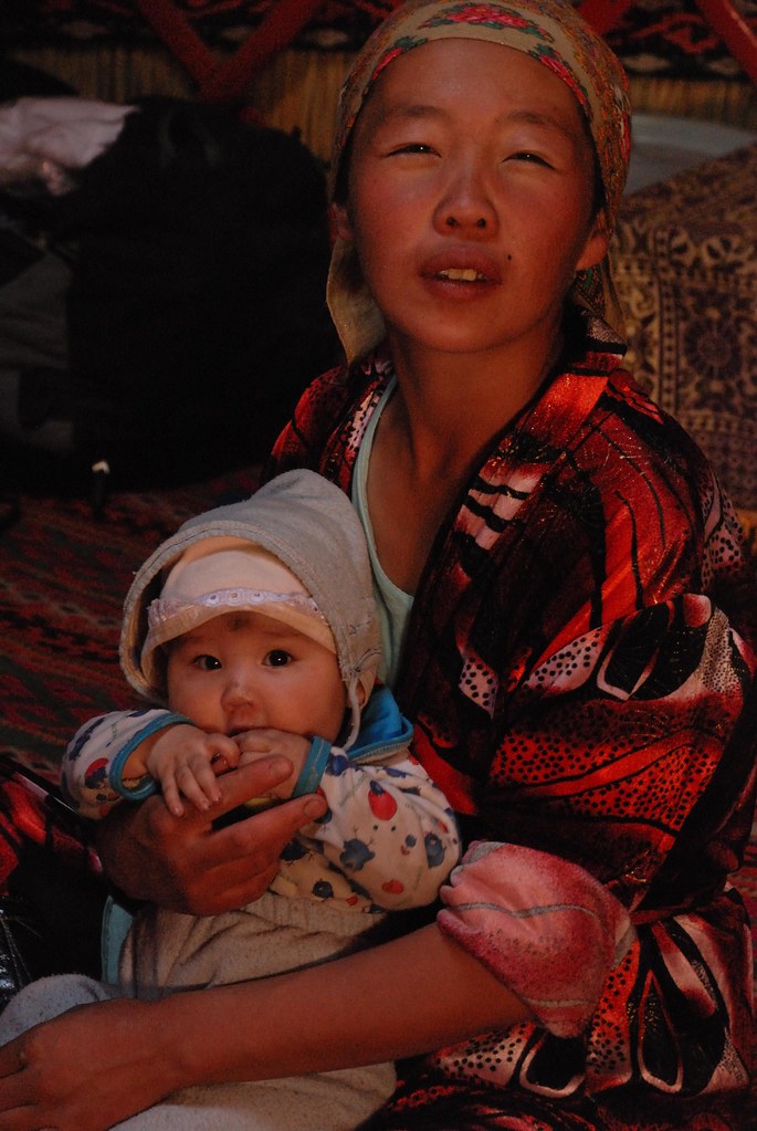 Guli et son bébé sous la yourte, dans le campement d'été de Zarburuliuk Jailoo, à 4 150 m d'altitude dans le Pamir tadjik.