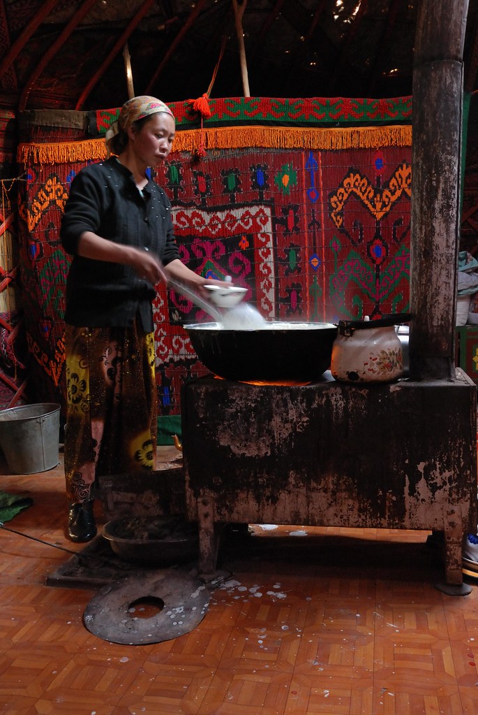 Guli prépare du yaourt sous la yourte, dans le campement d'été kirghize de Zarburuliuk Jailoo, à 4 150 m d'altitude, dans le Pamir tadjik.