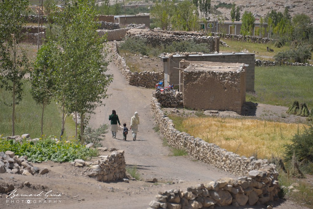 Photo de Bernard Grua :
Zoodkhun, rue principale et route menant à la ziarat de Baba Ghundi avant la piste pour le col d'Irshad
